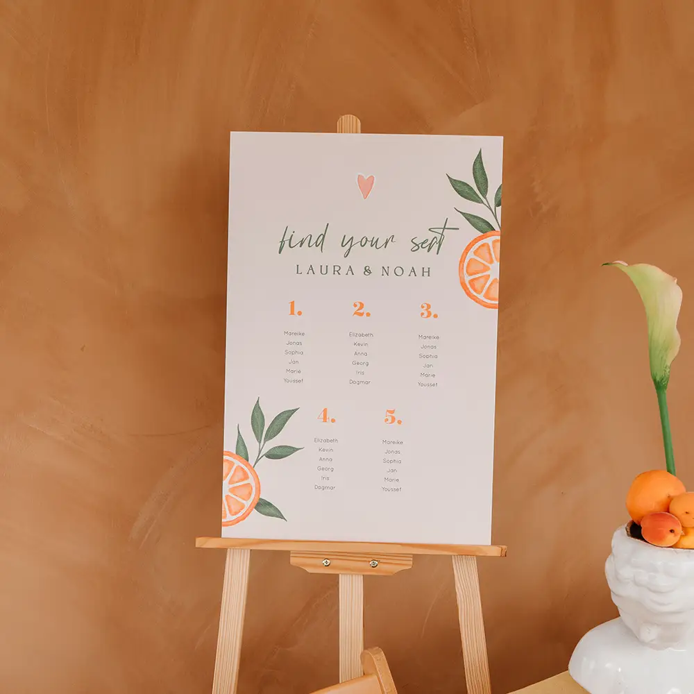 Sitzplan Schild mit Orangenzweigen und Herz auf orangenem Hintergrund