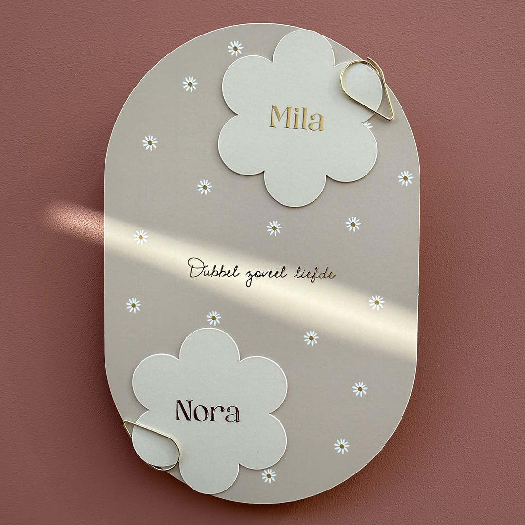 Geboortekaartje voor een tweeling ovaal met bloemenlabels