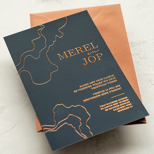 Moderne trouwkaart in diepblauw met koperfolie
