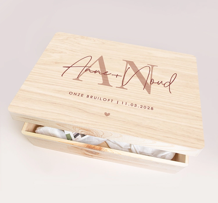 Bewaardoos bruiloft met roze initialen