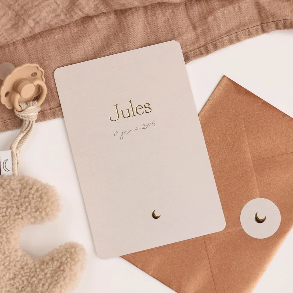 Stijlvol beige geboortekaartje jongen met goudfolie en rondhoek