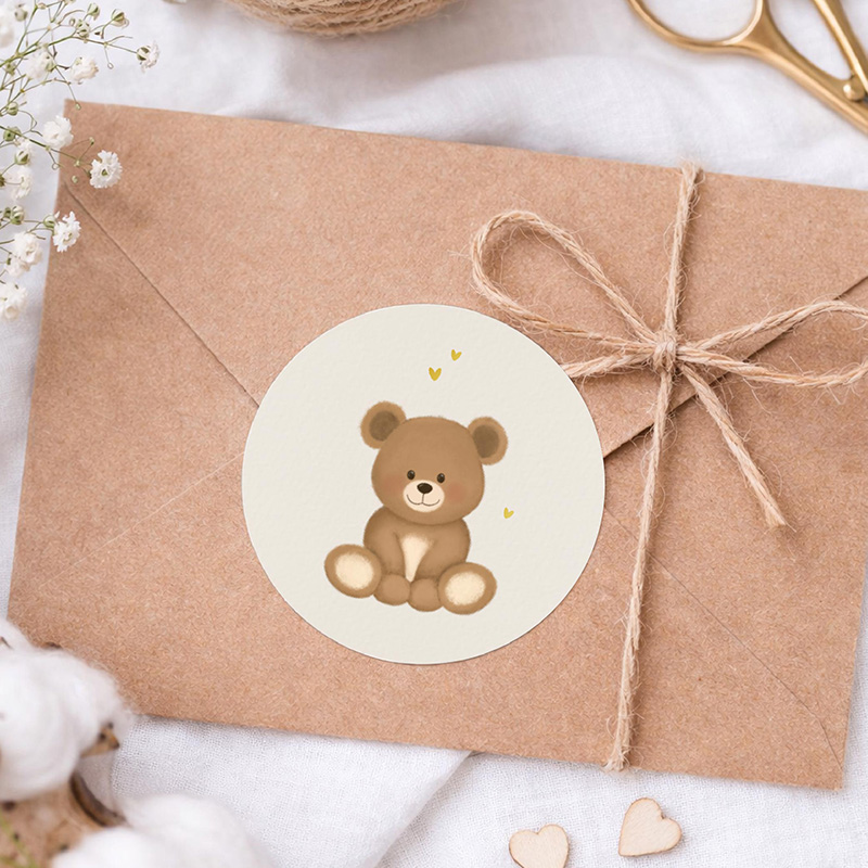 Ronde sticker met lief beertje in zachte tinten en hartjes