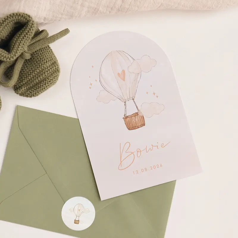 Stijlvol geboortekaartje boogvorm met illustratie luchtballon