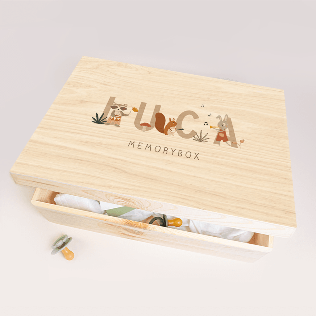 Memorybox aus Holz mit musizierenden Waldtieren und Namen