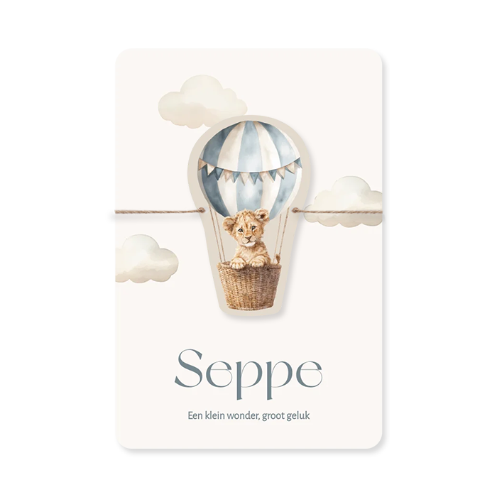 Geboortekaartje met label blauwe luchtballon en lief leeuwtje