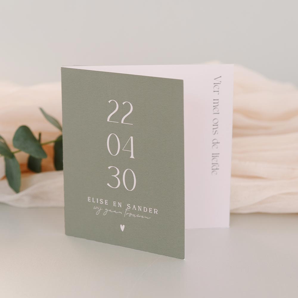 Stijlvolle trouwkaart in groen met datum