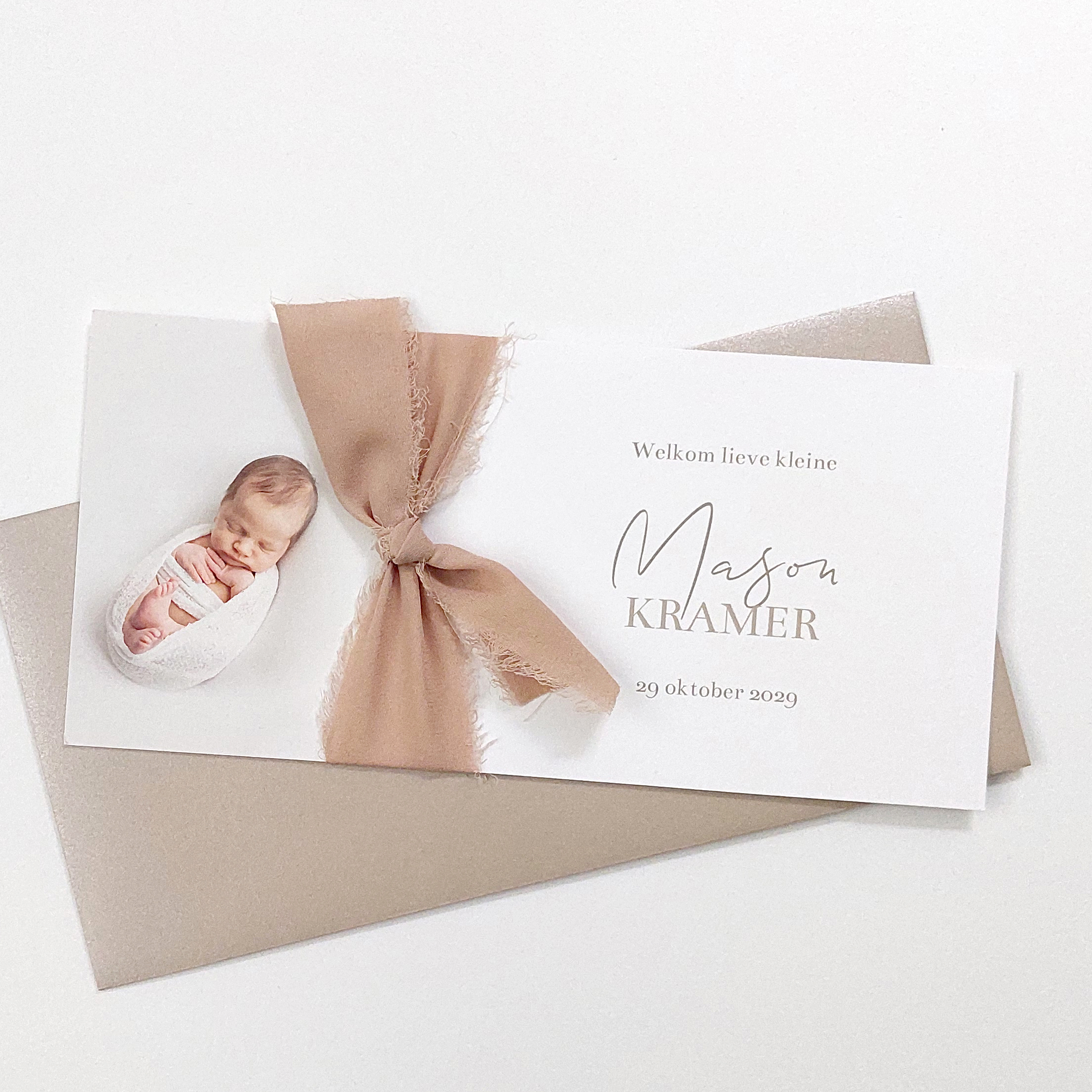 Enkel geboortekaartje met foto en beige lint