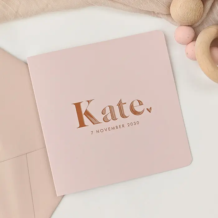 Roze geboortekaartje voor meisje met naam in hoogglans