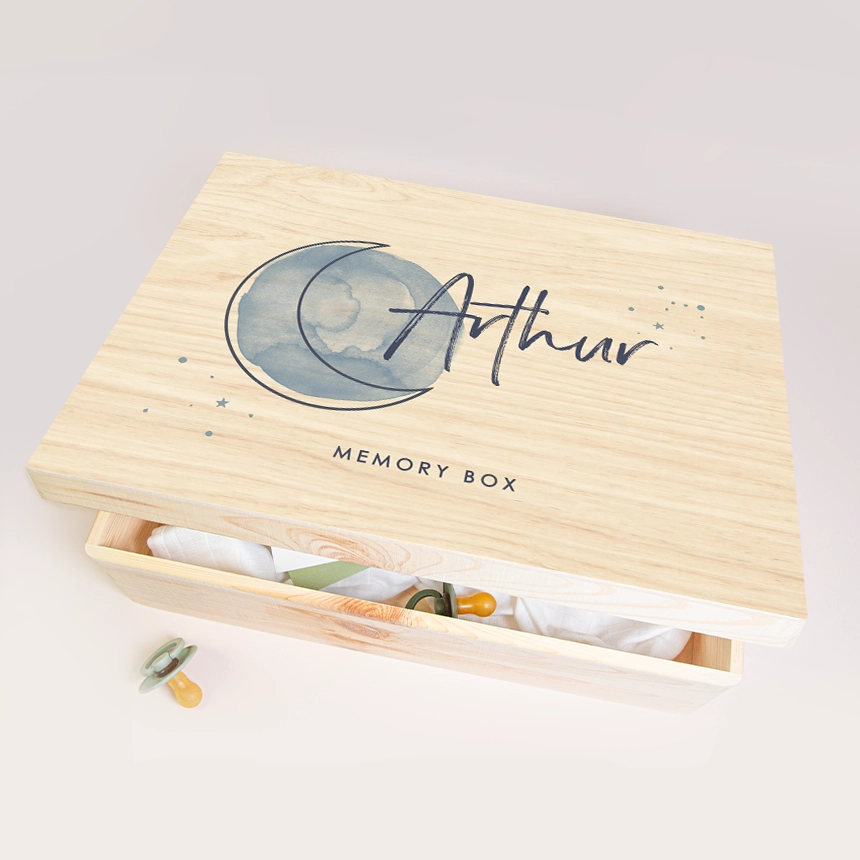 Herinneringsdoos van geboortekaartje op hout met maan in blauwe waterverf