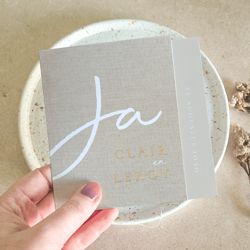 Linnenlook trouwkaart met Ja en luxe mat goudfolie