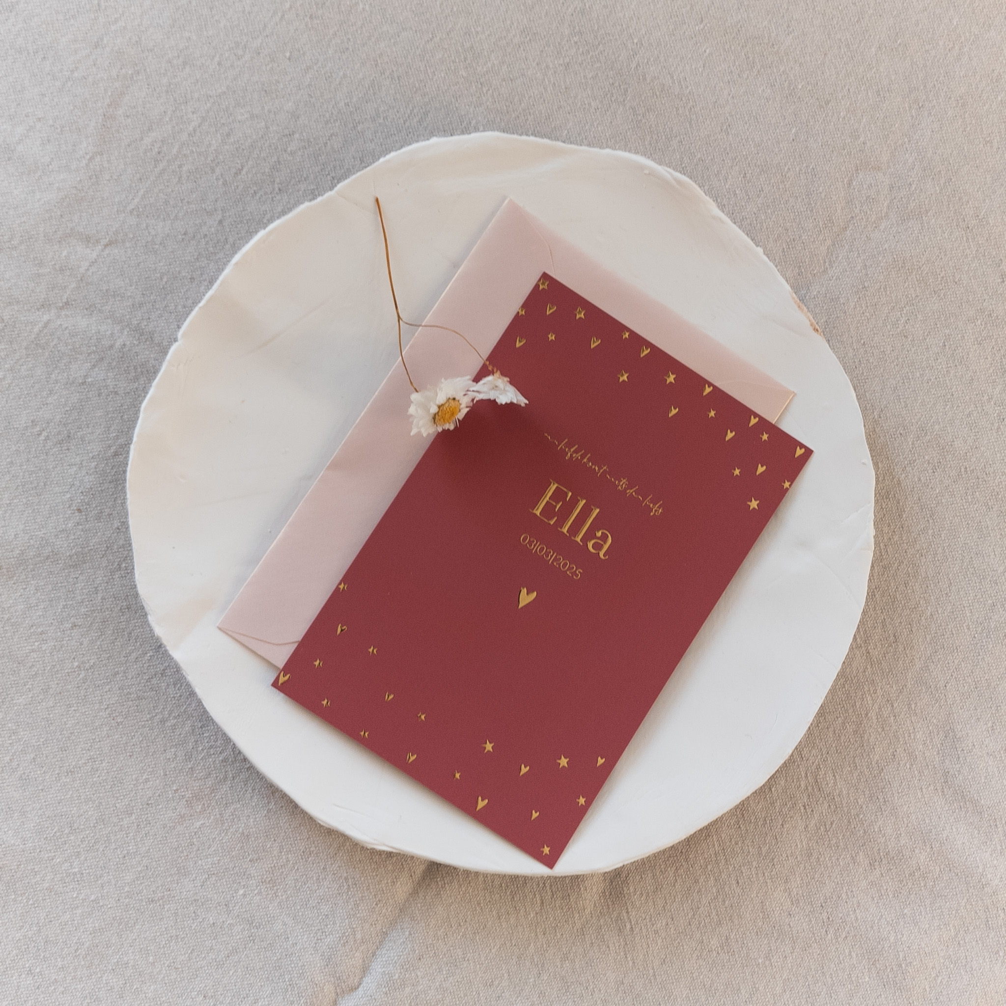 Geboortekaartje in warm framboos met hartjes goudfolie print