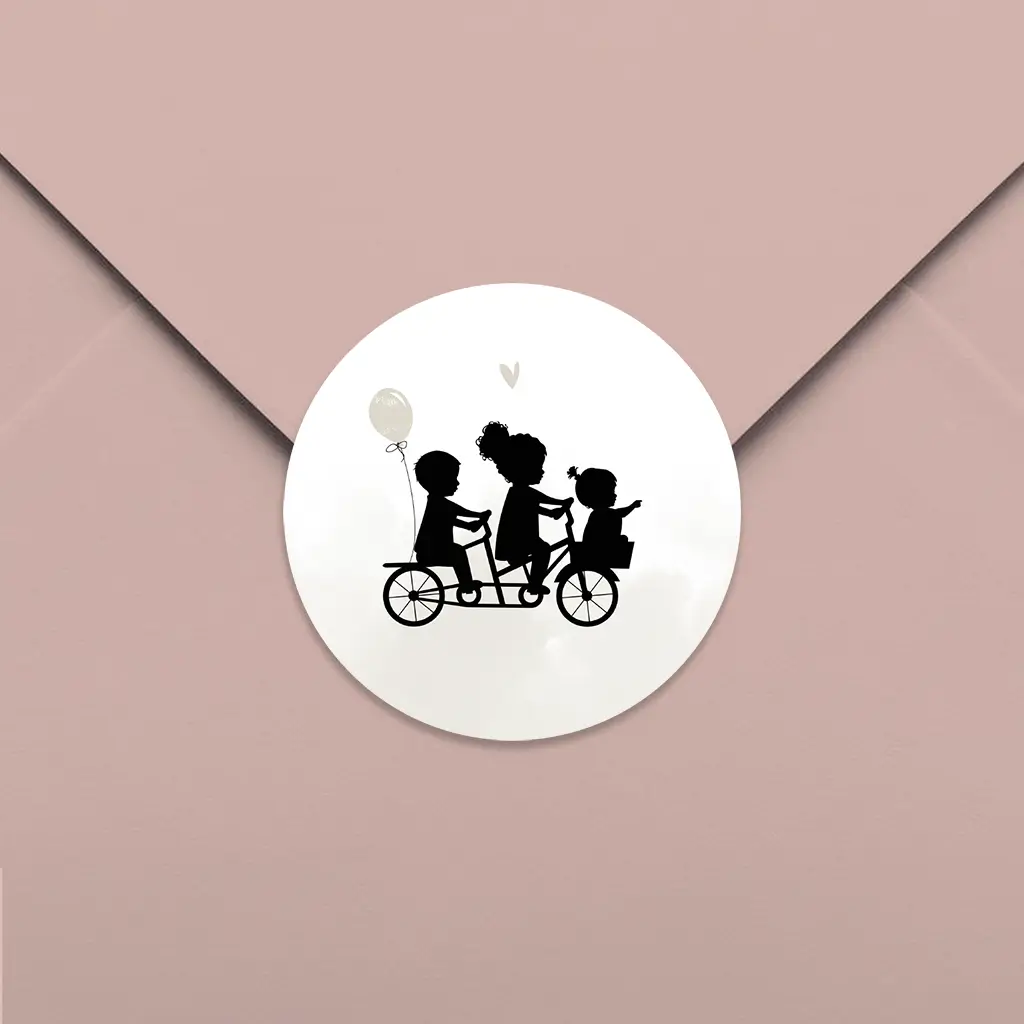 Lieve sluitstickers met beige tinten en silhouetjes van drie kindjes - per 25 stuks