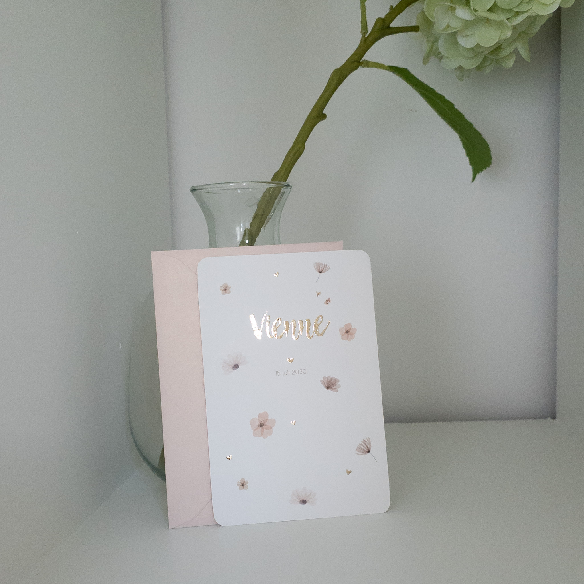 Geboortekaartje meisje bloemen hartjes insect goudfolie
