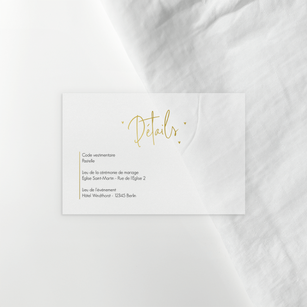 Feuillet d'insertion avec un cœur doré et un texte sur du papier calque