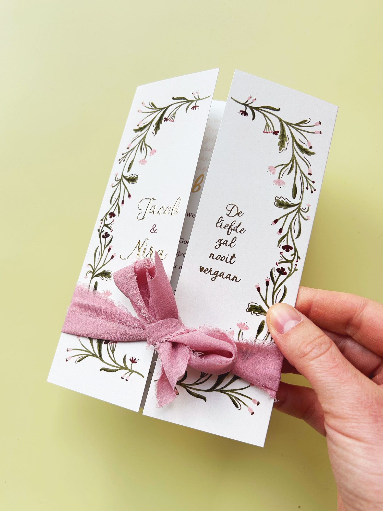 Luikvouw trouwkaart goudfolie roze bloemenkrans