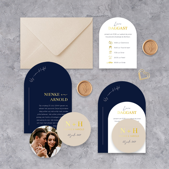 Labelkaart trouwkaart blauw boog goudfolie | 11.4 × 17.1 cm