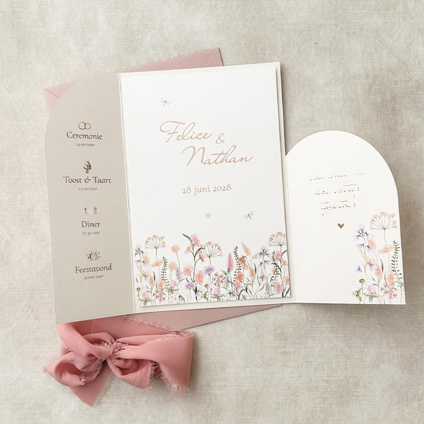 Insteekmapje voor luxe trouwkaart met veldbloemen lila paars