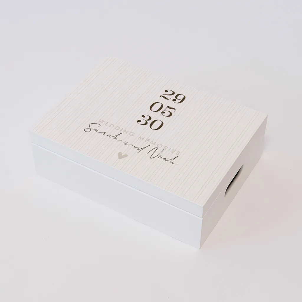 Erinnerungskiste Hochzeit mit Streifenmuster und Herzchen