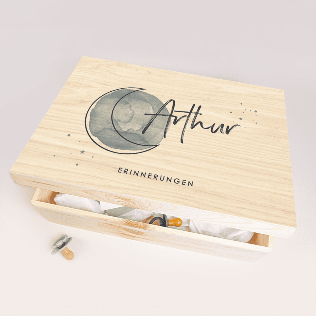Erinnerungskiste als Geschenk zur Geburt mit blauem Aquarell Mond