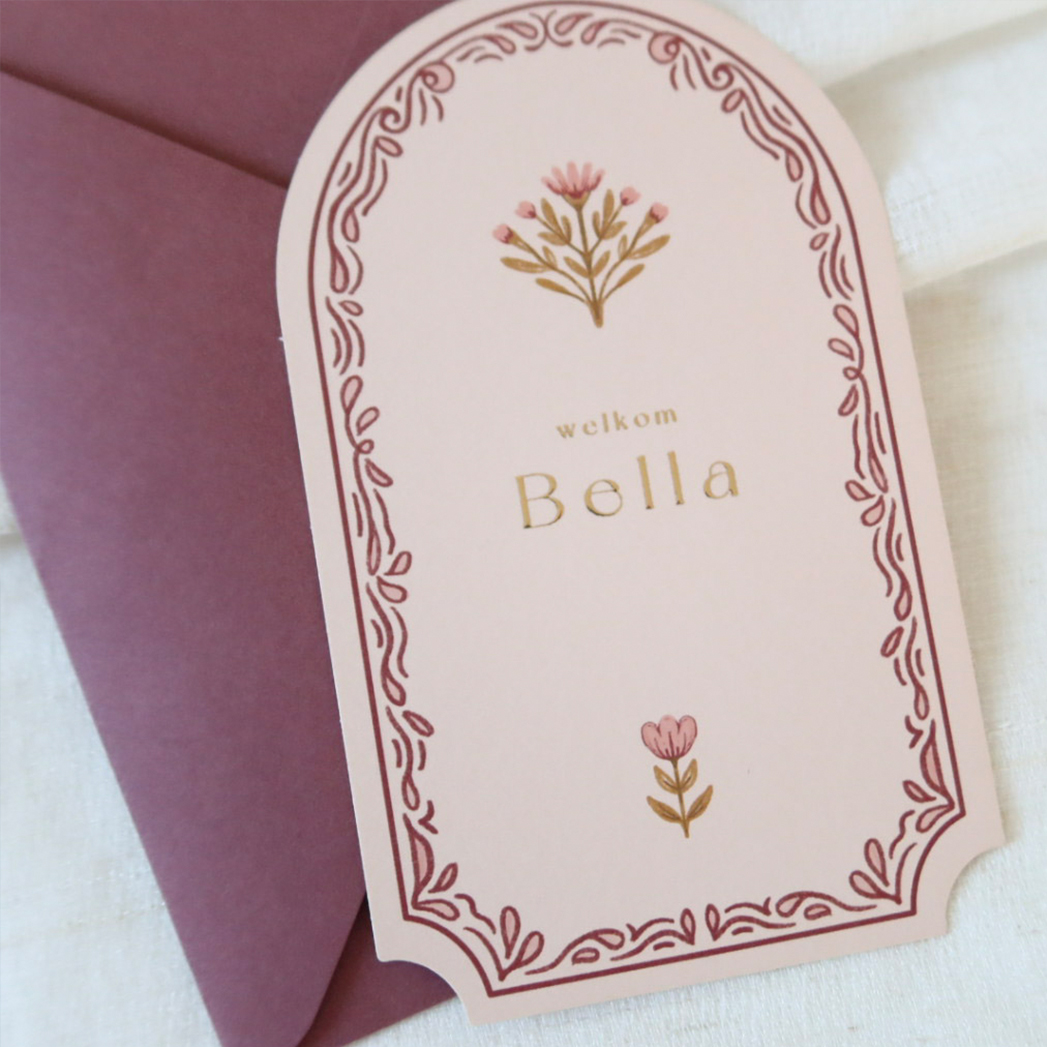 Romantisch geboortekaartje meisje stans met bloemen