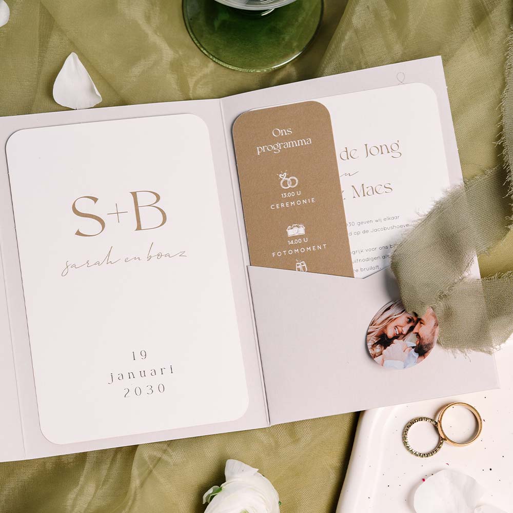 Klassieke trouwkaart pocketfold met initialen en optionele lakzegel
