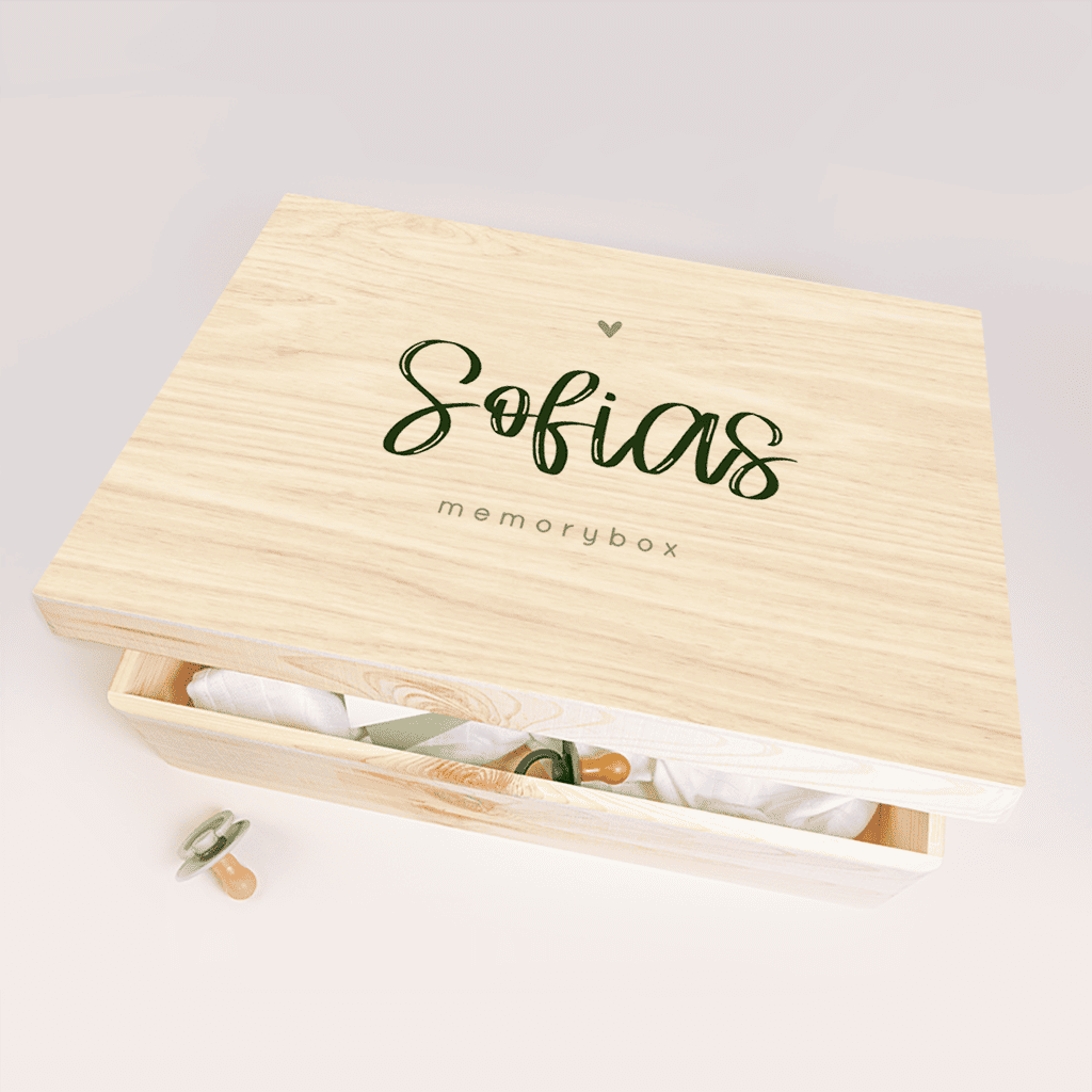 Memorybox aus Holz mit geschwungenem Namenszug als Geschenk zur Geburt