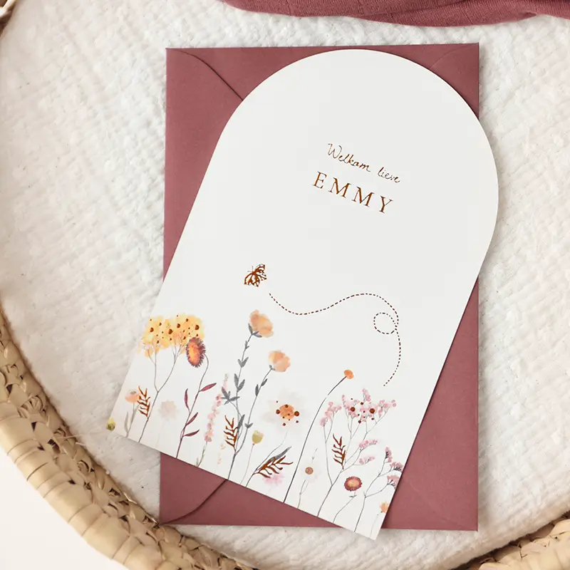Arch geboortekaartje hoogglans met veldbloemen en vlinder