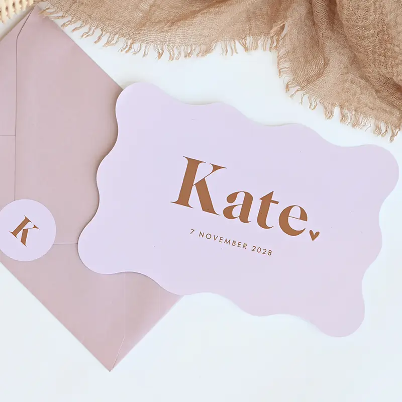 Roze geboortekaartje met golfrand en hartje