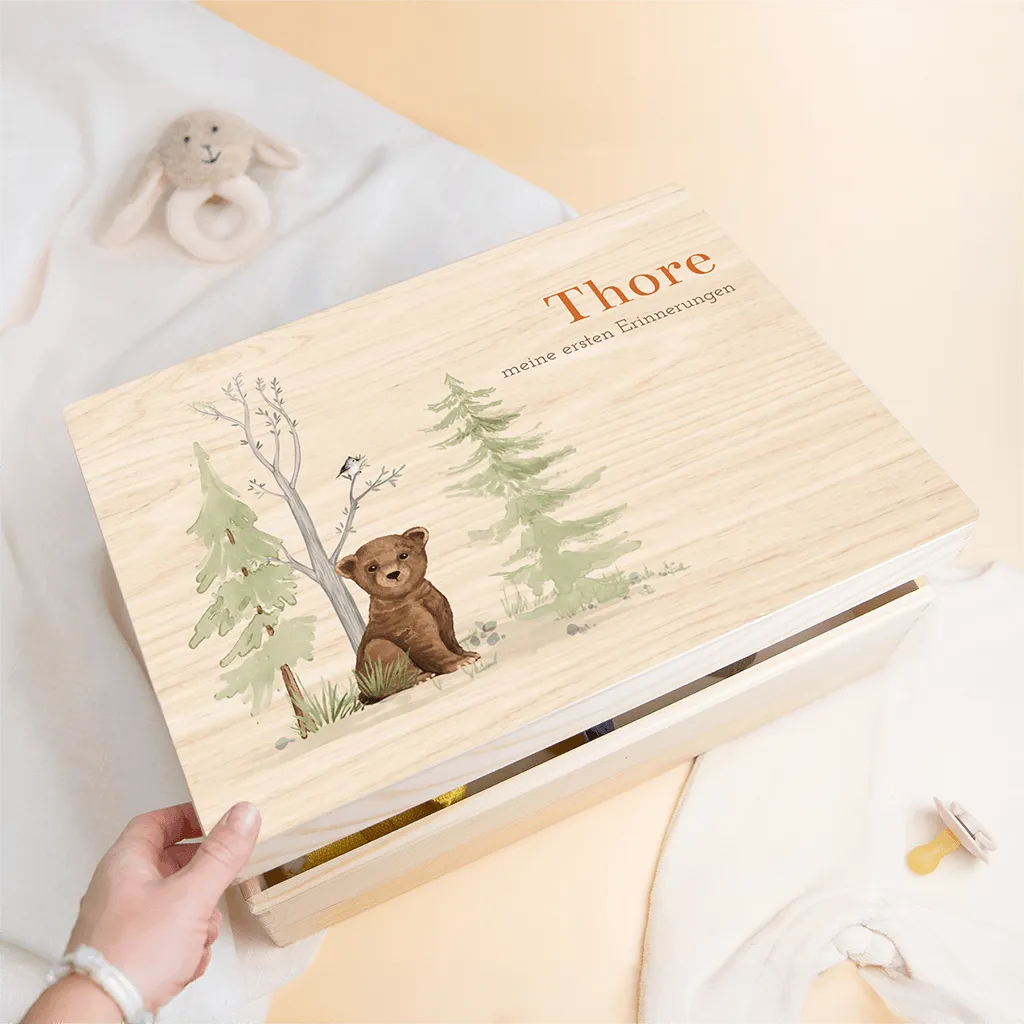 Erinnerungstruhe aus Holz mit Waldmotiv und Namen des Kindes