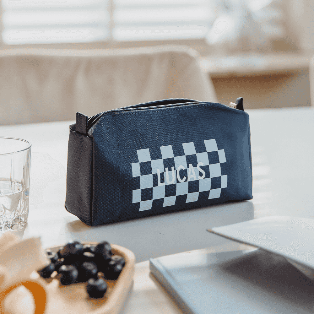 Etui met ruitjespatroon en naam