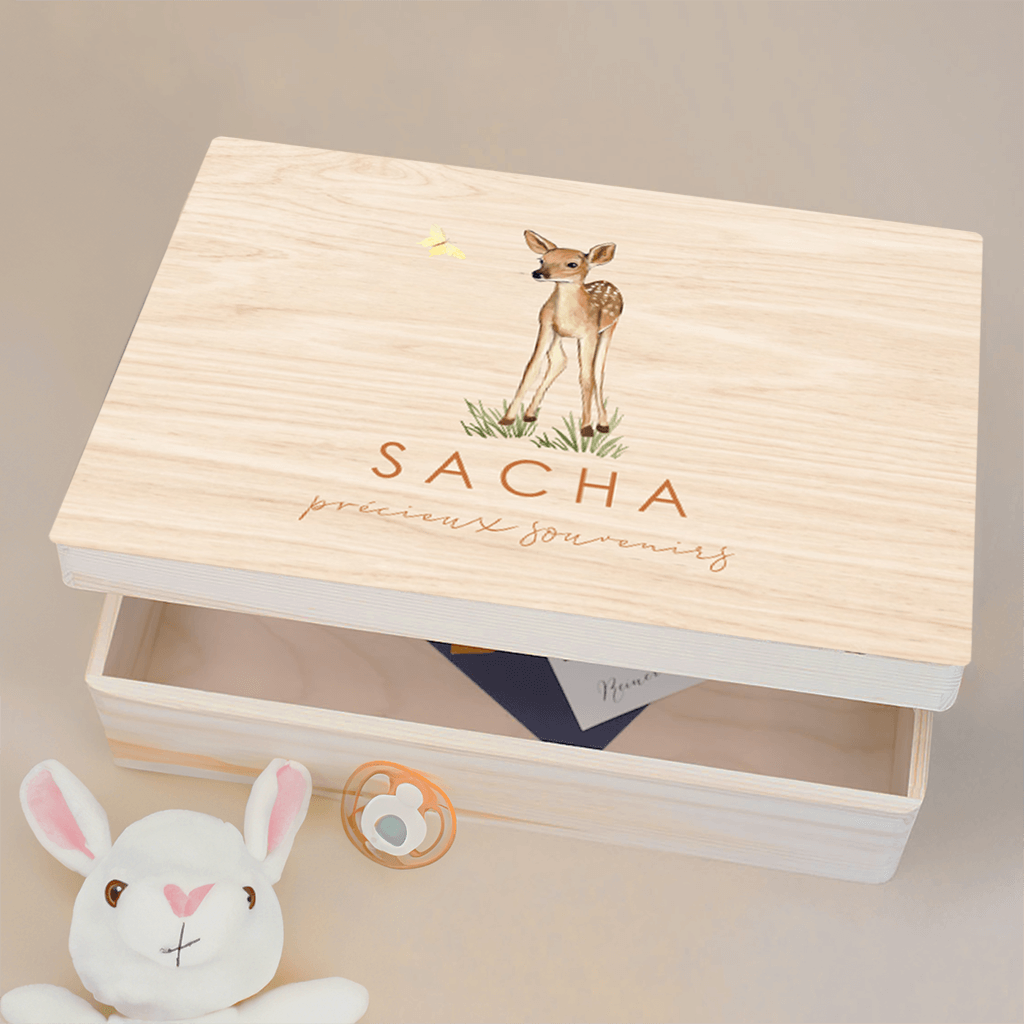 Boîte à souvenirs avec papillon et illustration d'un faon