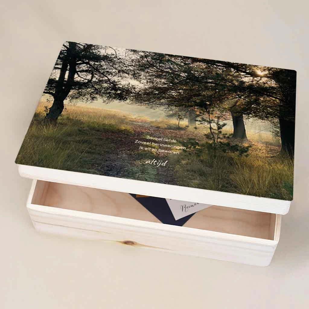 Houten herinneringsdoos met bospad en tekst