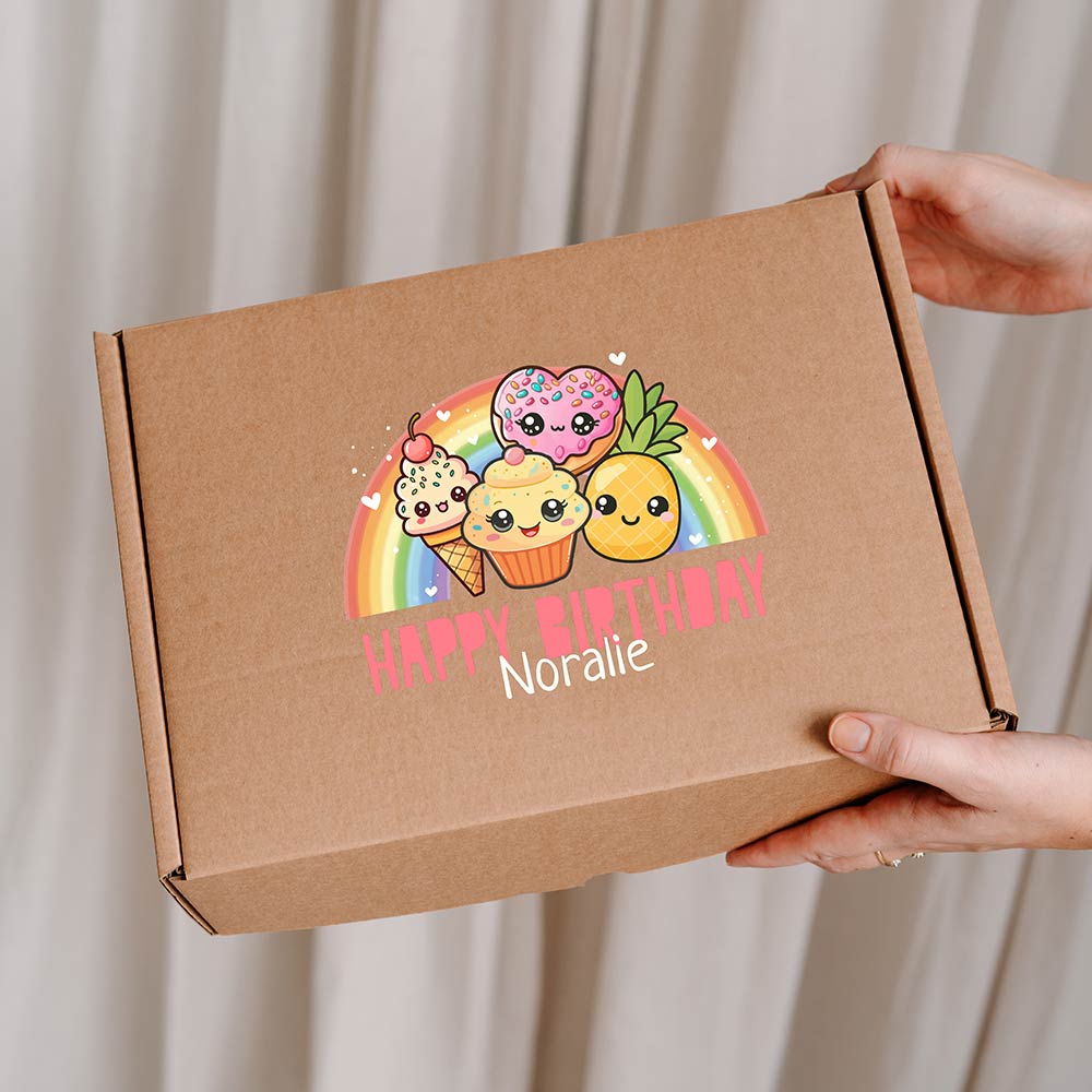 Vrolijke cadeaudoos van kraft met Kawaii, regenboog en naam