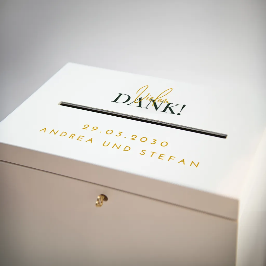 Kartenbox zur Hochzeit mit klassischer Schrift in Gold und Grün