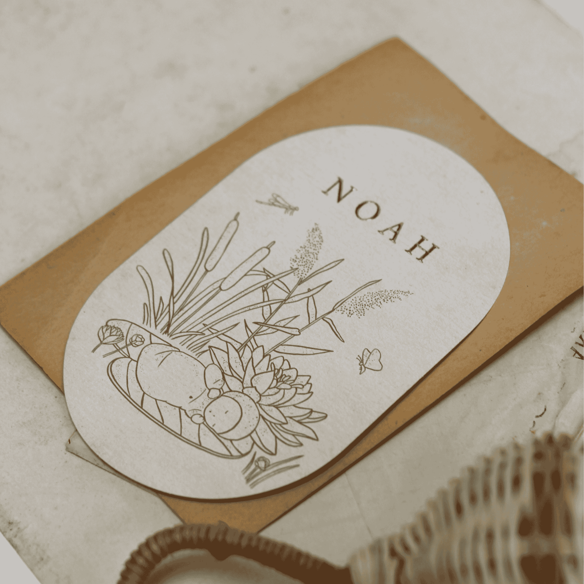 GEBOORTEKAARTJE MET ILLUSTRATIE VAN KINDJE OP WATERLELIE GOUDFOLIE