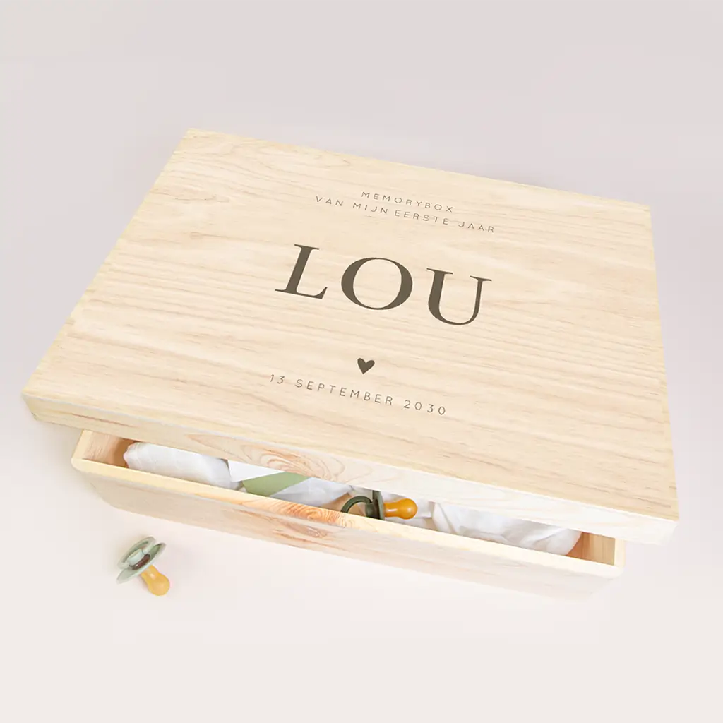 Stoere houten memorybox met naam in trendy letters