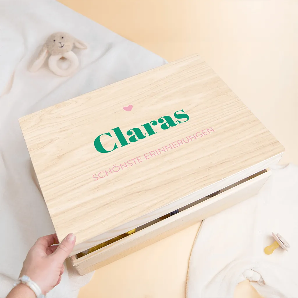 Erinnerungstruhe im trendy Colorblocking Stil als Geschenk zur Geburt