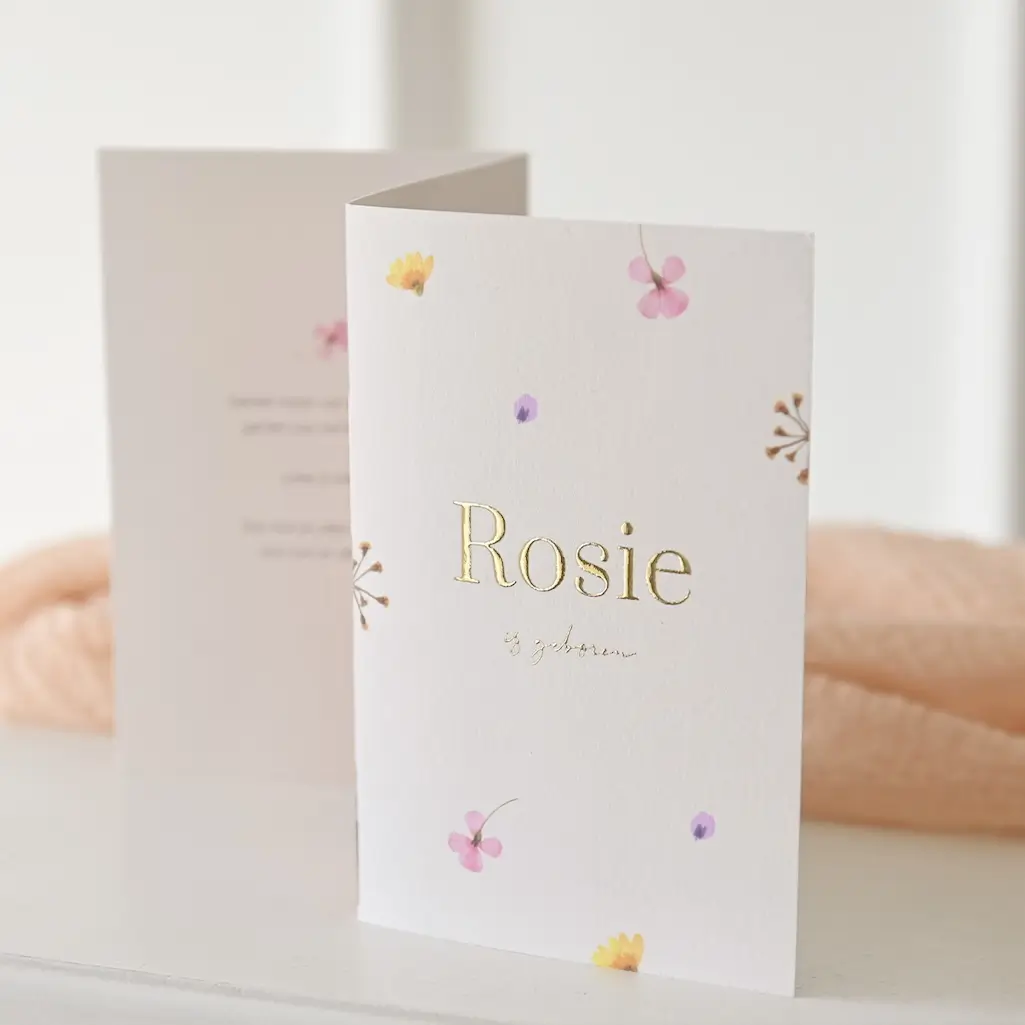 Zigzag geboortekaartje met kleurrijke droogbloemen en goudfolie