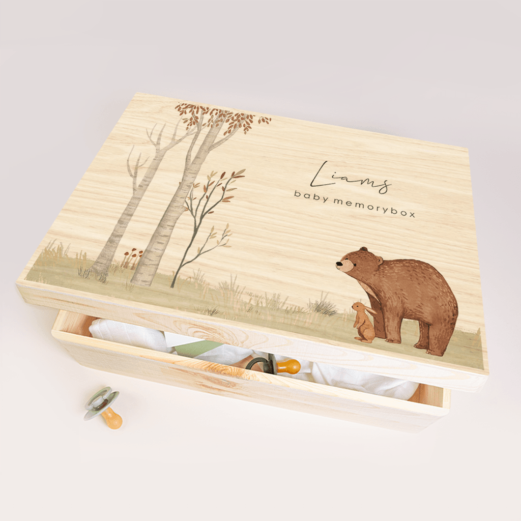 Memorybox baby met naam en beer in het bos