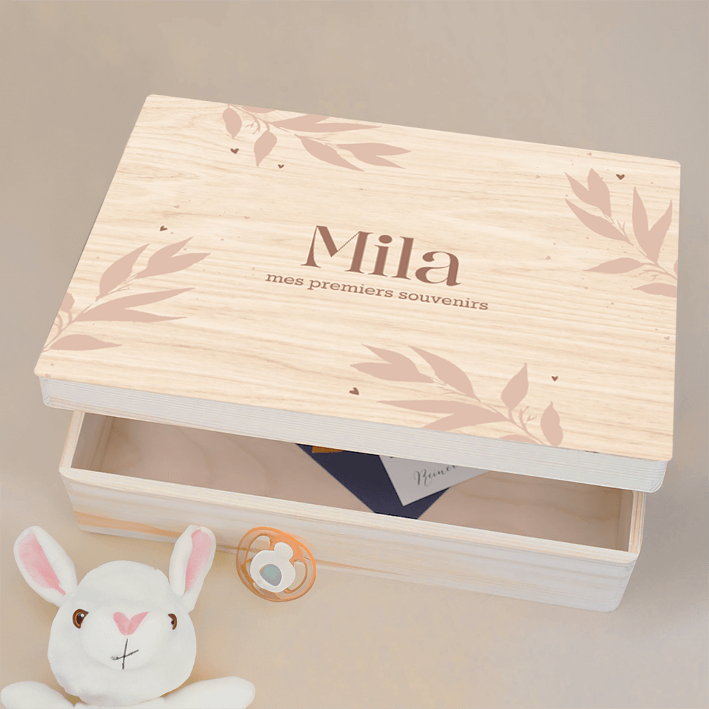 Boîte à souvenirs avec des feuilles roses