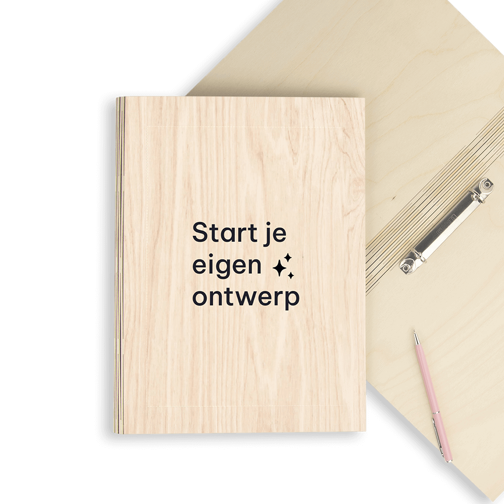 Houten gastenboek met blanco binnenwerk