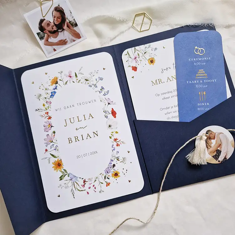 Pocketfold trouwkaart blauw zomerse bloemen watercolour goudfolie