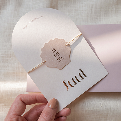 Geboortekaartje boogvorm met schelplabel oudroze en goudfolie