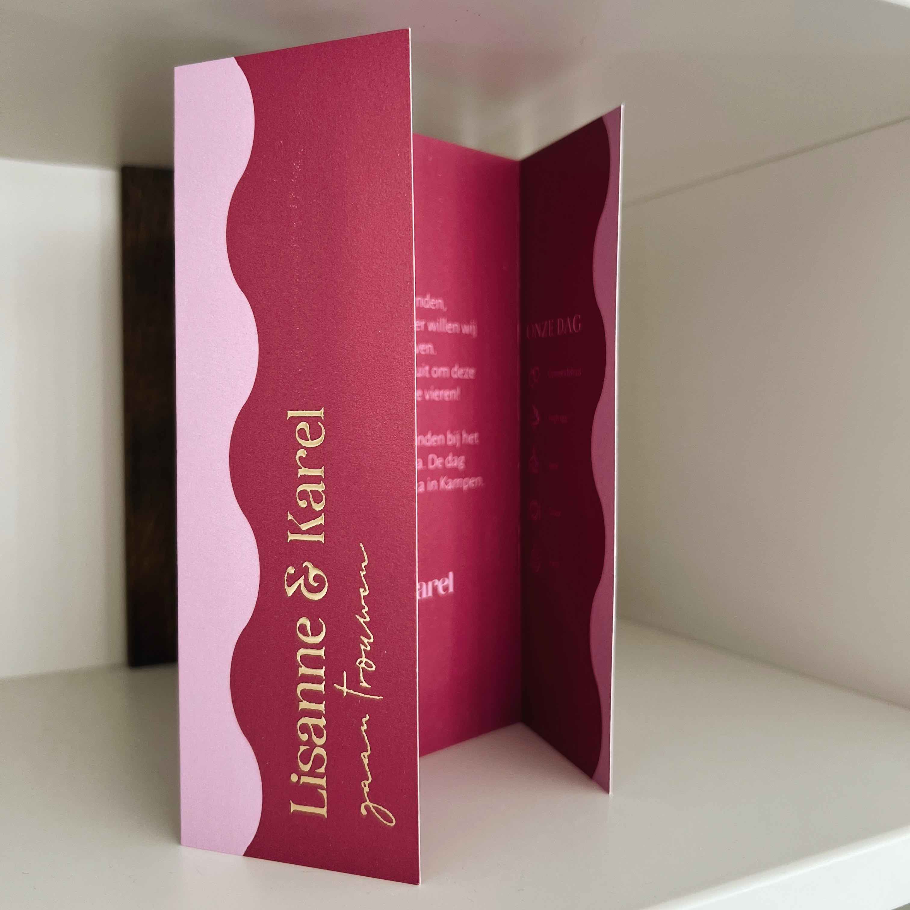 Luikvouw trouwkaart paars roze met golvende vorm