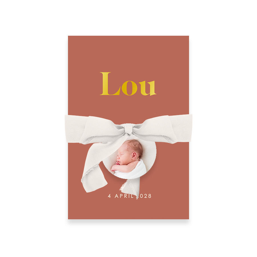 Lief geboortekaartje roestkleur met foto en optioneel zijden lint