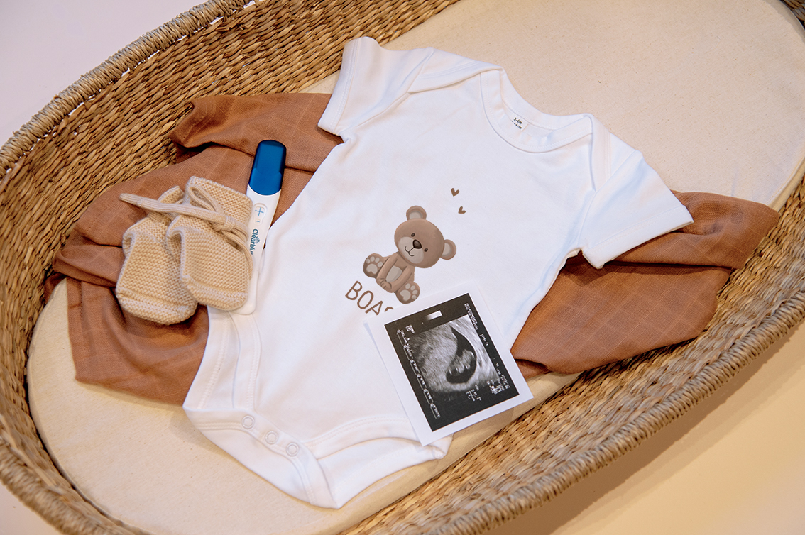 Rompertje met zittende beer en naam