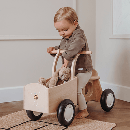 Houten bakfiets met bijtje, hartjes en naam