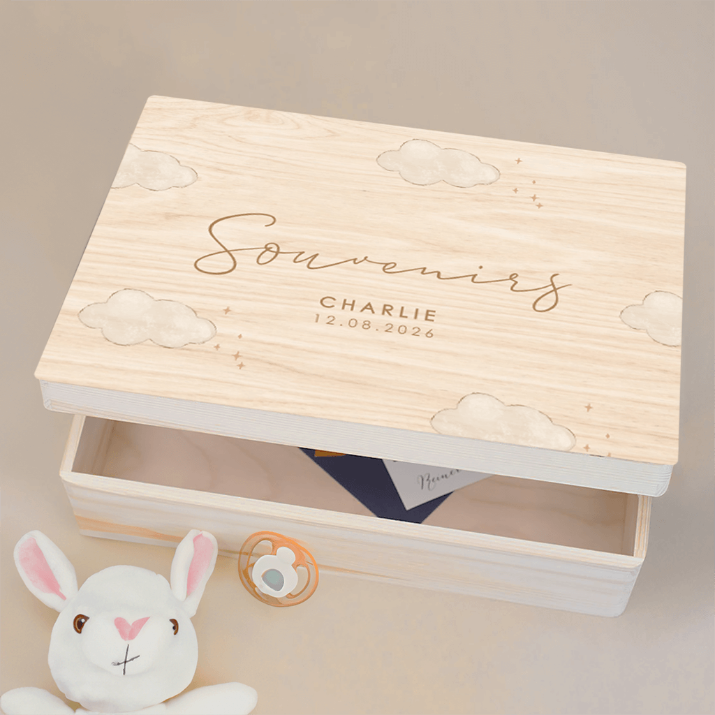 Boîte à souvenirs avec nuages et étoiles