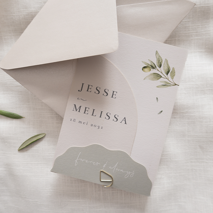 Minimalistische trouwkaart met labels in bijzondere vorm