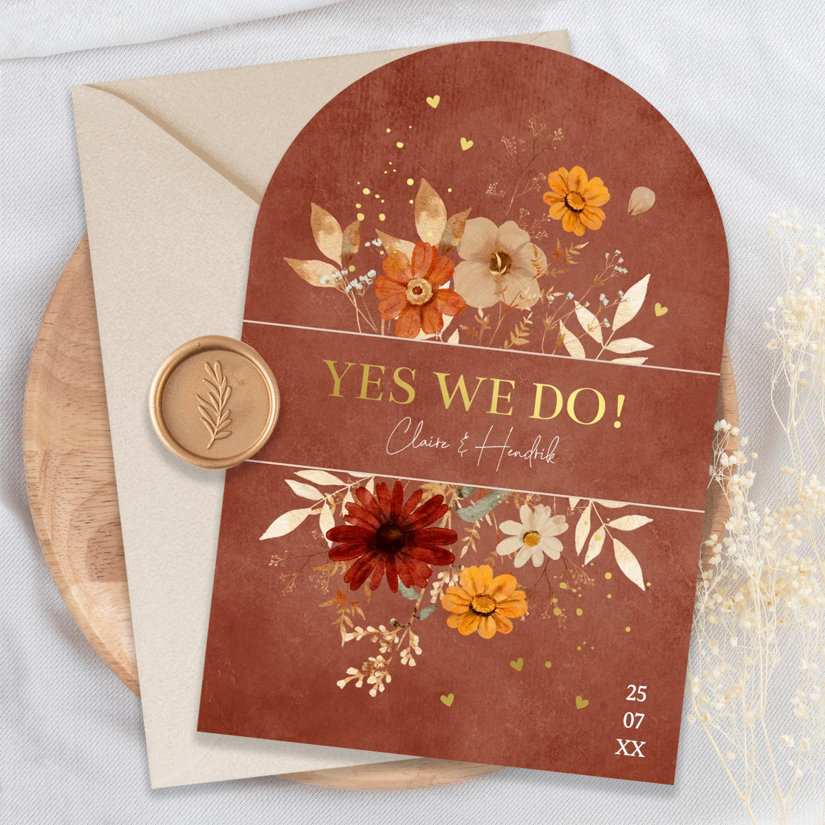 Trouwkaart roestbruin bloemen boog goudfolie